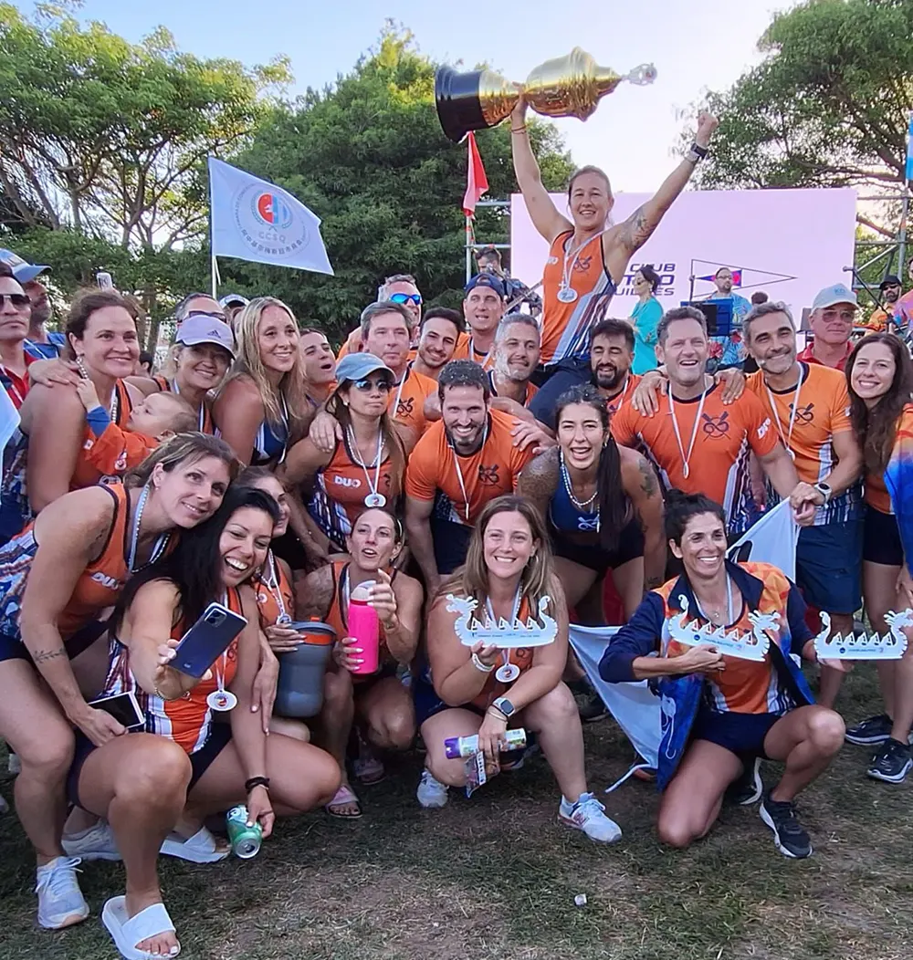 el plantel de Birka festeja el campeonato