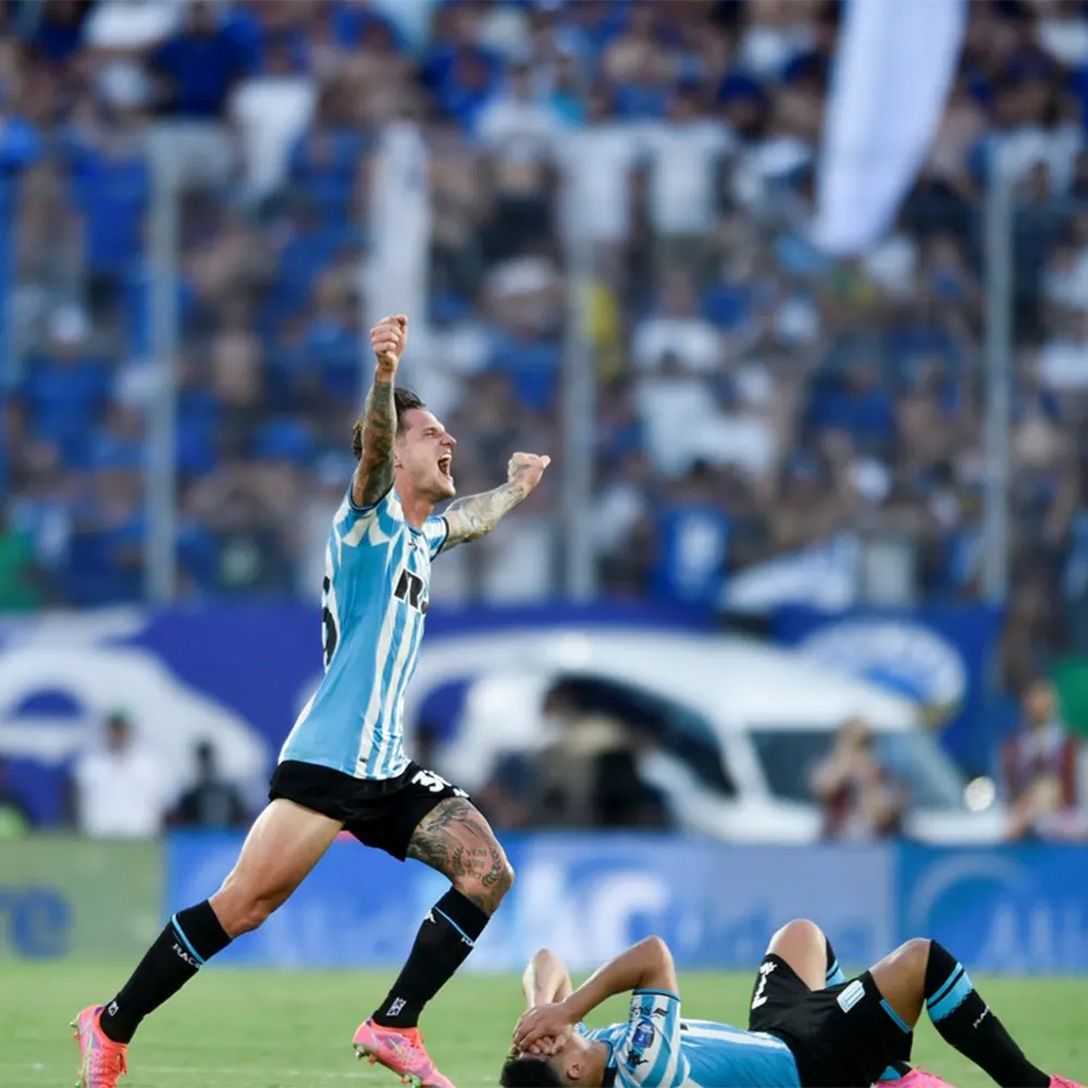 Bruno Zuculini festeja con los brazos en alto el final del partido