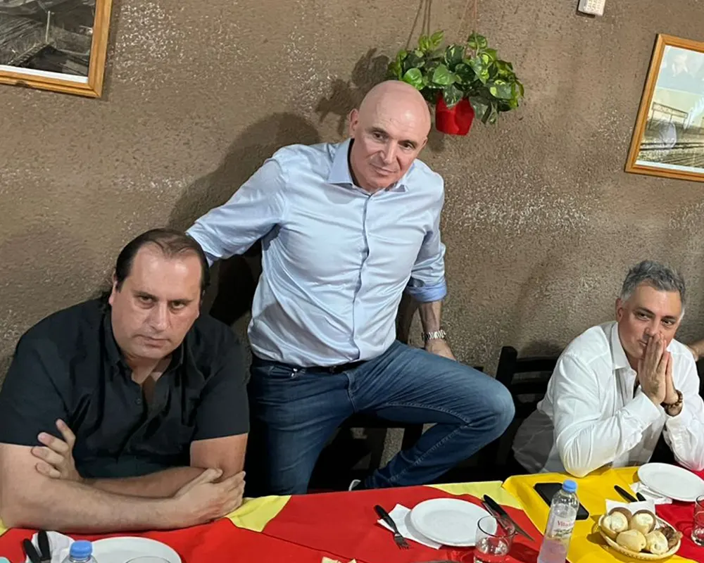 Espert junto a dirigentes de la libertad avanza apoyando una pierna en una asiento