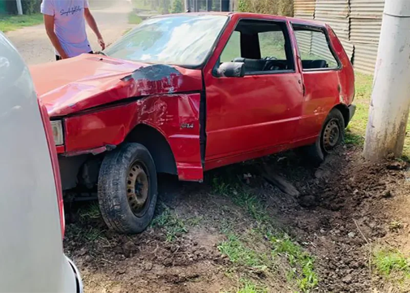 El Fiat Uno, que circulaba a toda velocidad, terminó con la carrocería dañada tras el impacto