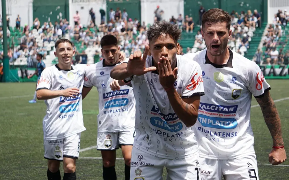 Gonzalo Maldonado festeja el gol que puso en ventaja a Armenio