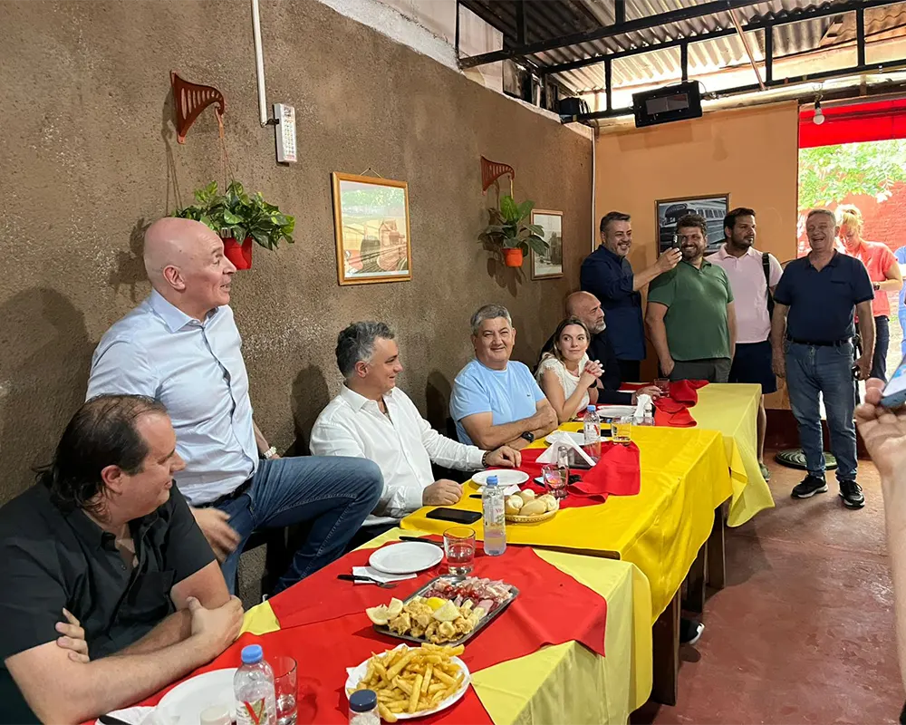 Espert junto a referentes de LLA (gianfrancesco, pareja y el diputado vera) en una larga mesa