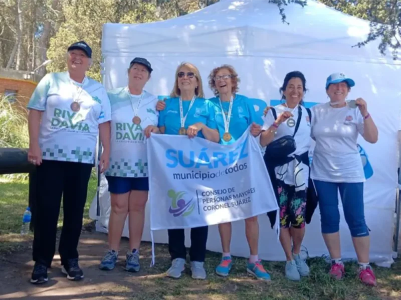 Ana Zejani y María Luisa Descotte muestran sus medallas de plata en la disciplina Orientación