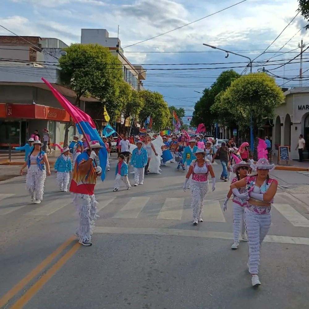 La marcha del orgullo pasa por la avenida Tapia de Cruz