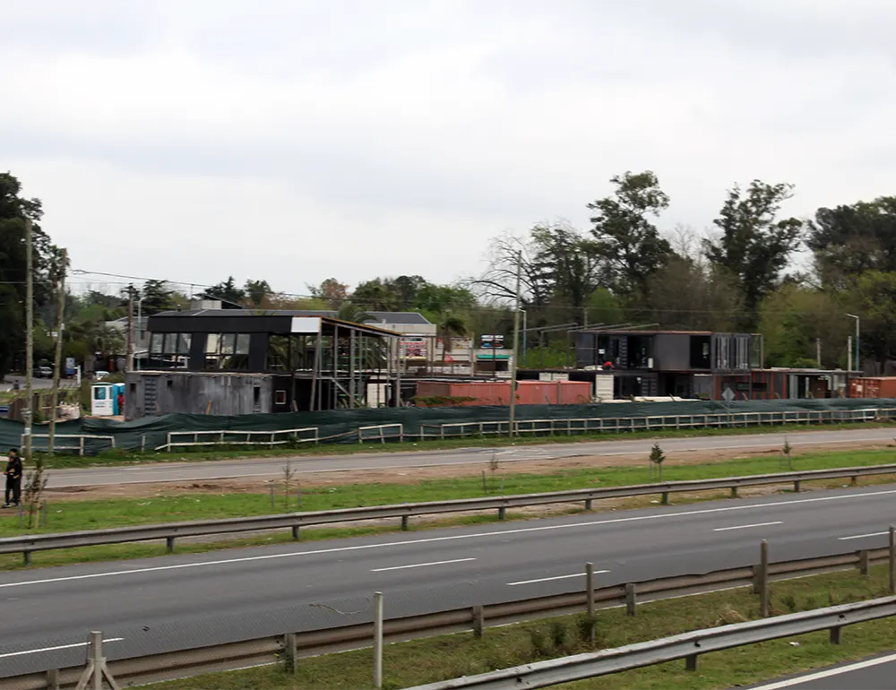 el futuro complejo comercial, visto desde la pasarela de la autopista