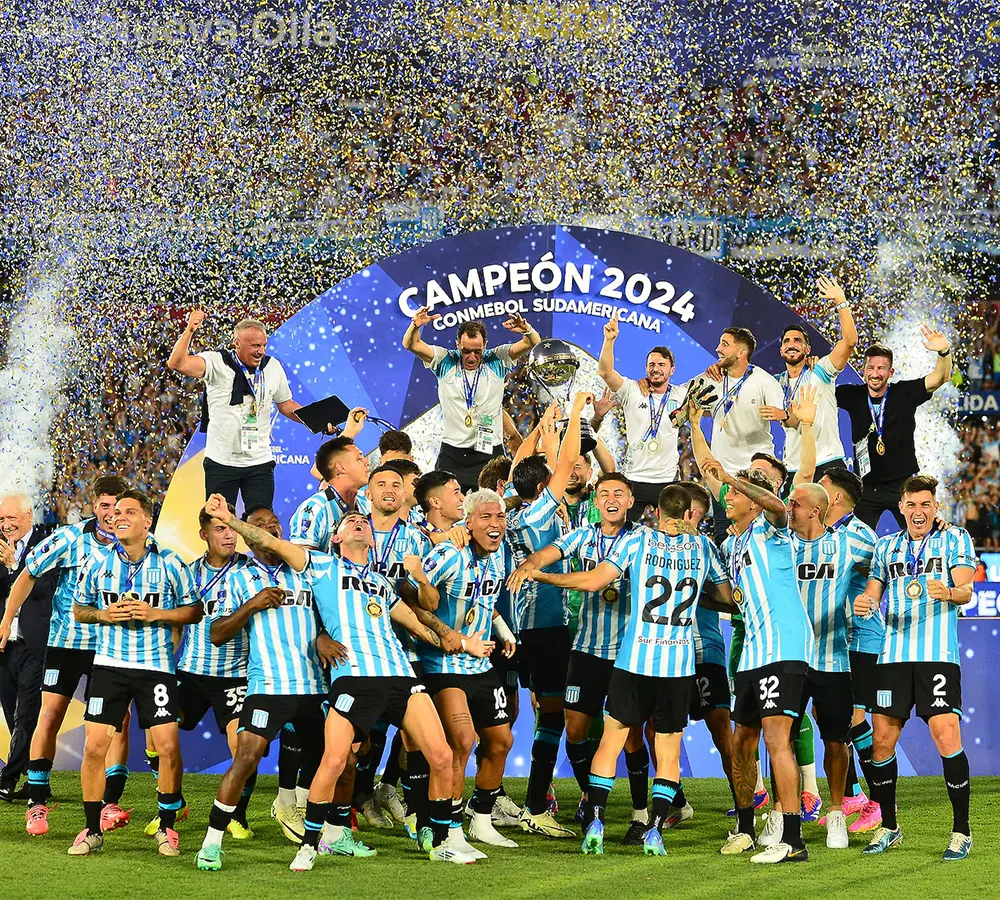 El plantel de Racing da rienda suelta al festejo en Asunción del Paraguay.