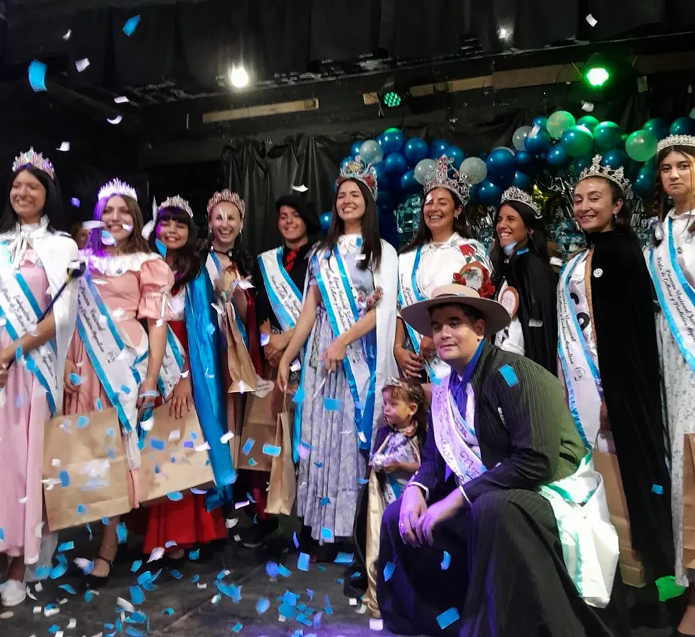 La Reina Nacional de la Cultura y la Tradición junto a su séquito