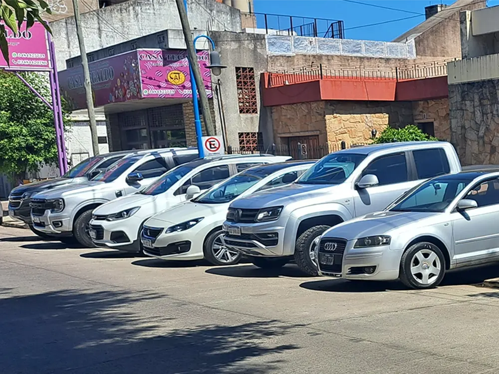 autos mal estacionados sobre la vereda