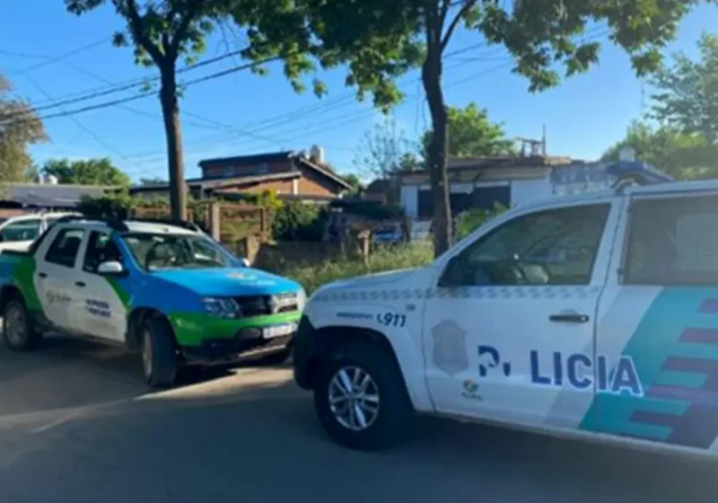 Patrullas policiales y de prevención frente al taller mecánico allanado