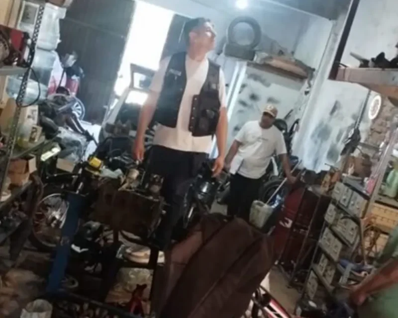 un policía dentro del taller mecánico