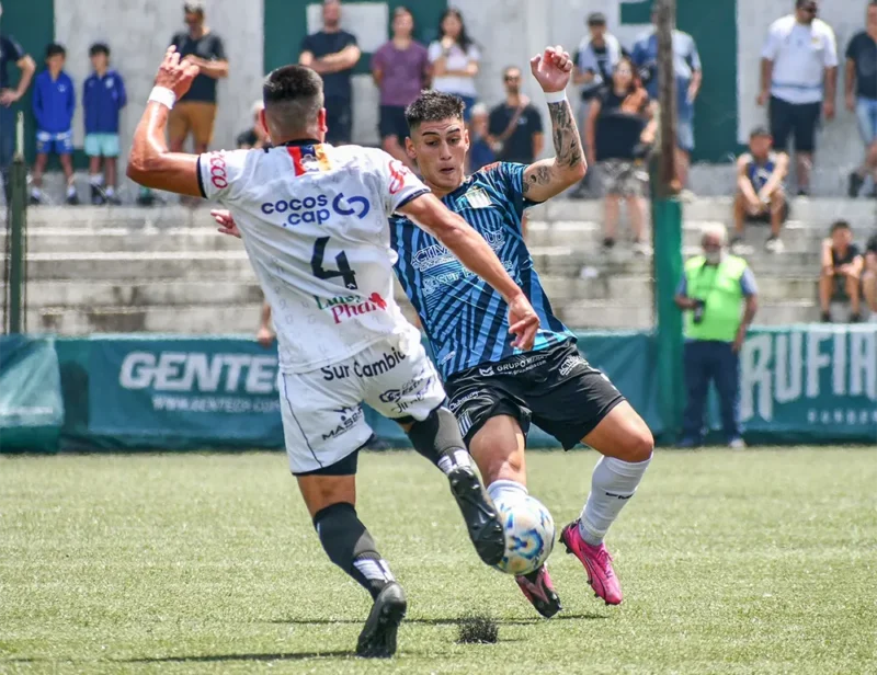 Un jugador de Armenio y otro de Excursionistas disputan el balón