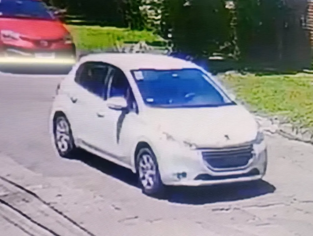 El auto usado por los delincuentes para cometer el robo, tomado por una cámara de seguridad mientras circulaba por calles internas de Garín