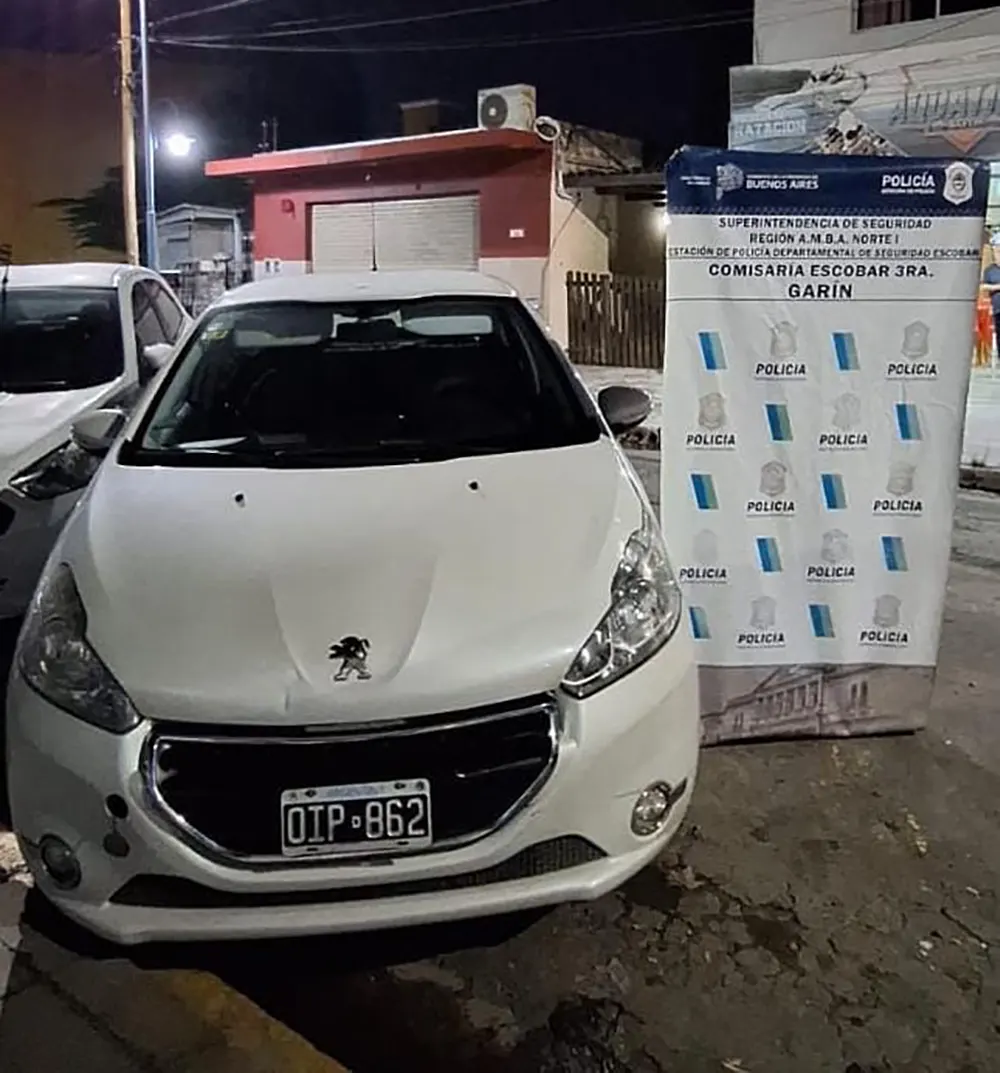 El auto usado por los delincuentes para cometer el robo, en la comisaría de Garín