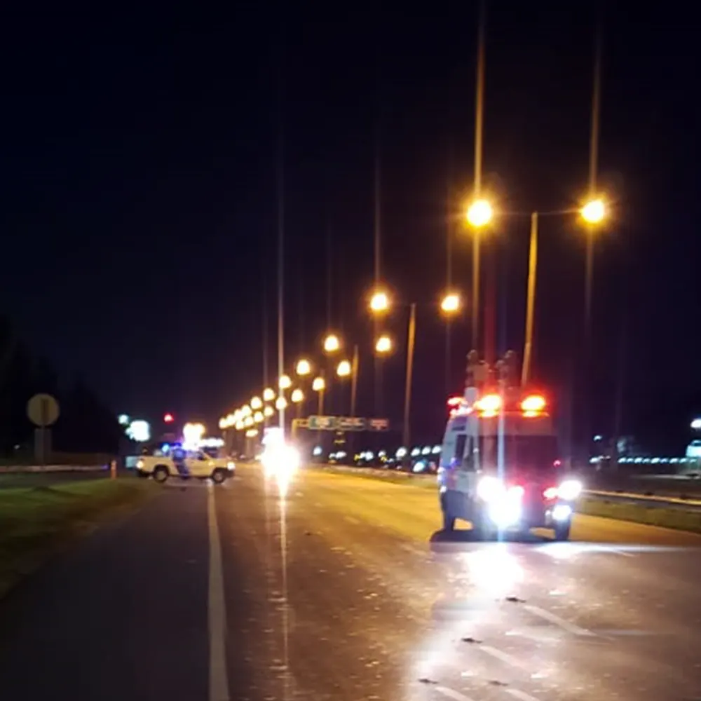 Un patrullero y un móvil de Autopistas del Sol sobre la carretera