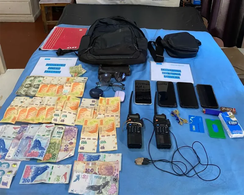 Dos handies, teléfonos celulares y dinero incautado a los delincuentes extranjeros