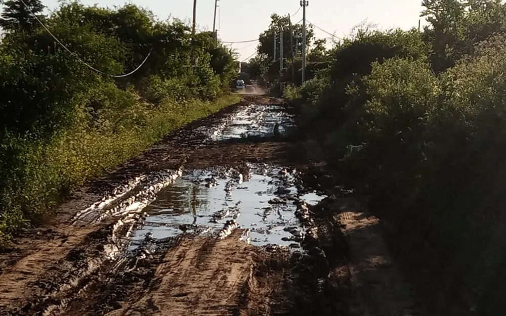 Pésimo estado de una calle que comunica dos barrios de Escobar