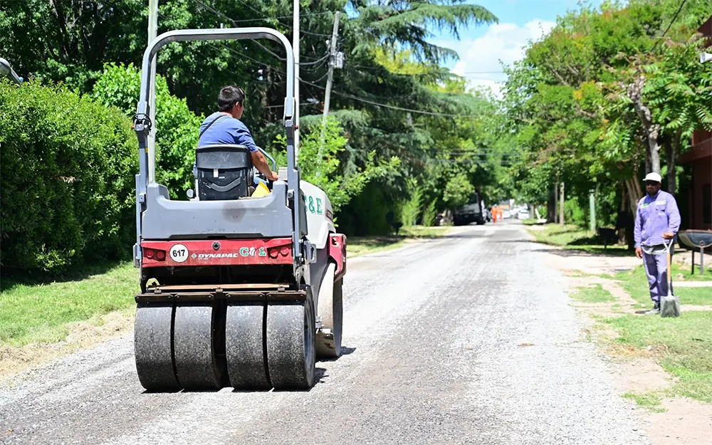 trabajos de estabilizado en una calle en mal estado por obras inconclusas de AySA
