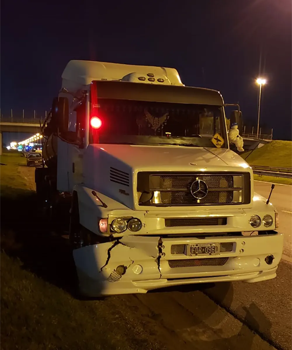 El camión que atropelló al peatón, detenido en la banquina