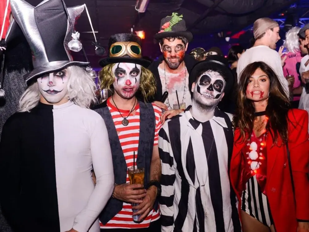 Gente con disfraces celebrando Halloween