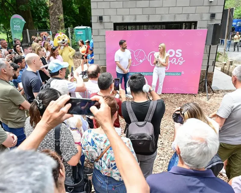 Macarena Lemos y Ariel Sujarchuk en la presentación del centro de adopción de Mascotas