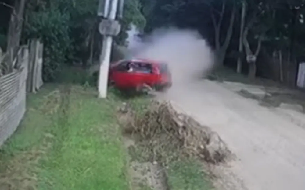 Iba pisteando por una calle de tierra, derrapó y chocó contra un poste de luz
