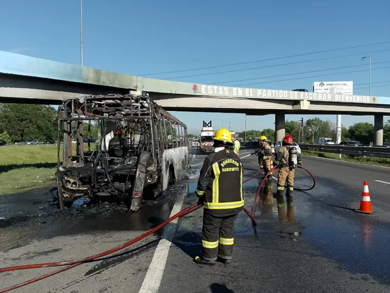 El colectivo, consumido en su totalidad por el incendio