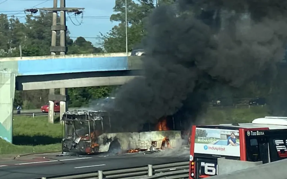 Impresionante incendio de un colectivo de la línea 60 sobre la Panamericana