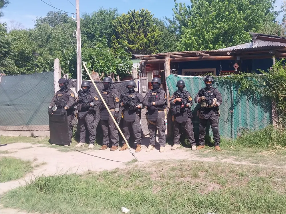 Efectivos luego del allanamiento en el desarmadero de motos