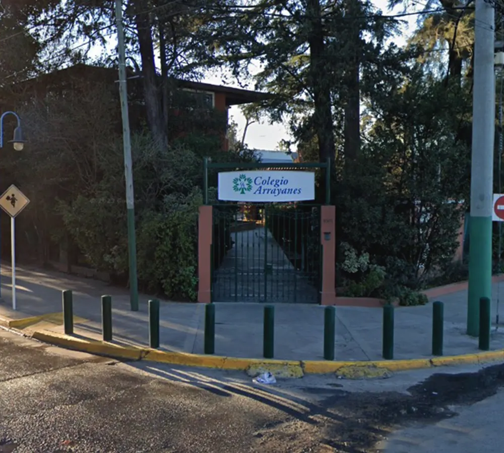 puerta de ingreso a colegio arrayanes