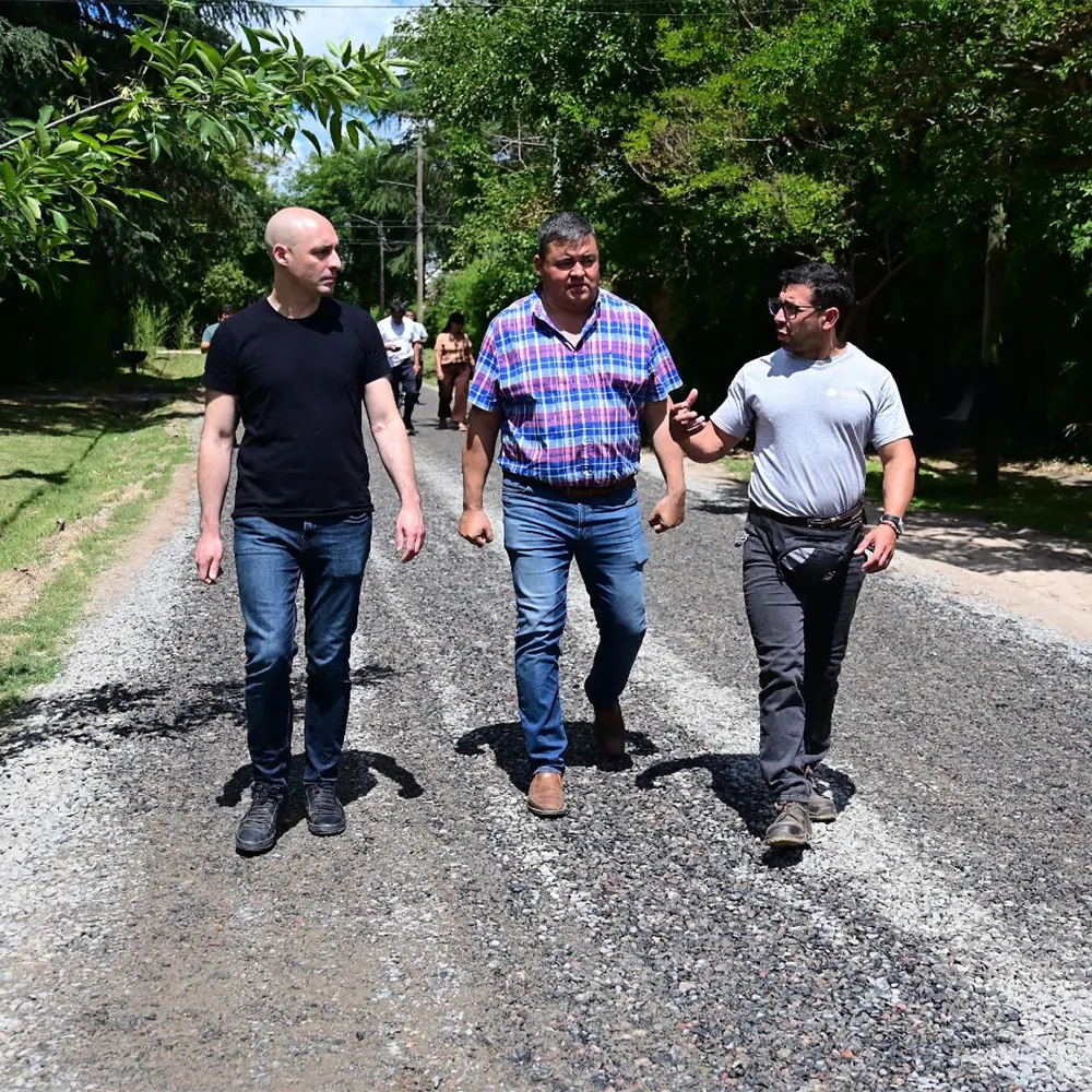 Ramil y otros funcionarios recorren los trabajos en el barrio Las Glorias