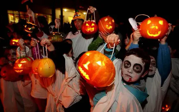Maschwitz se prende a la fiebre de Halloween con una fiesta en la calle Mendoza