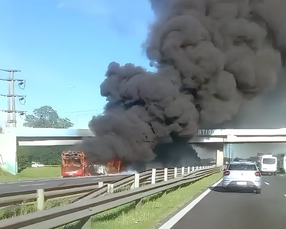 El incendio del colectivo sobre la autopista panamericana