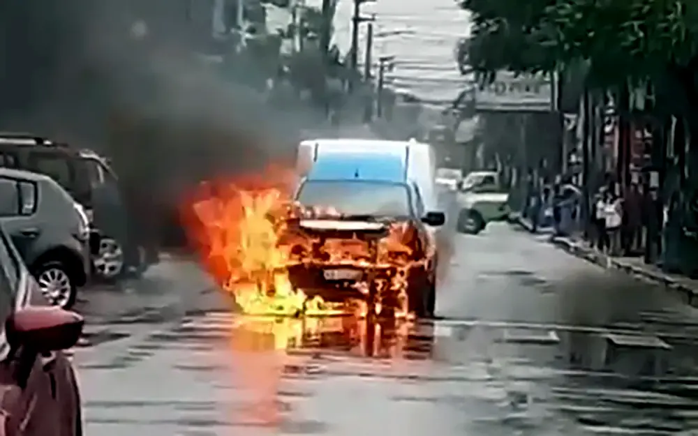 Un vehículo municipal se incendió y explotó en pleno centro de Garín