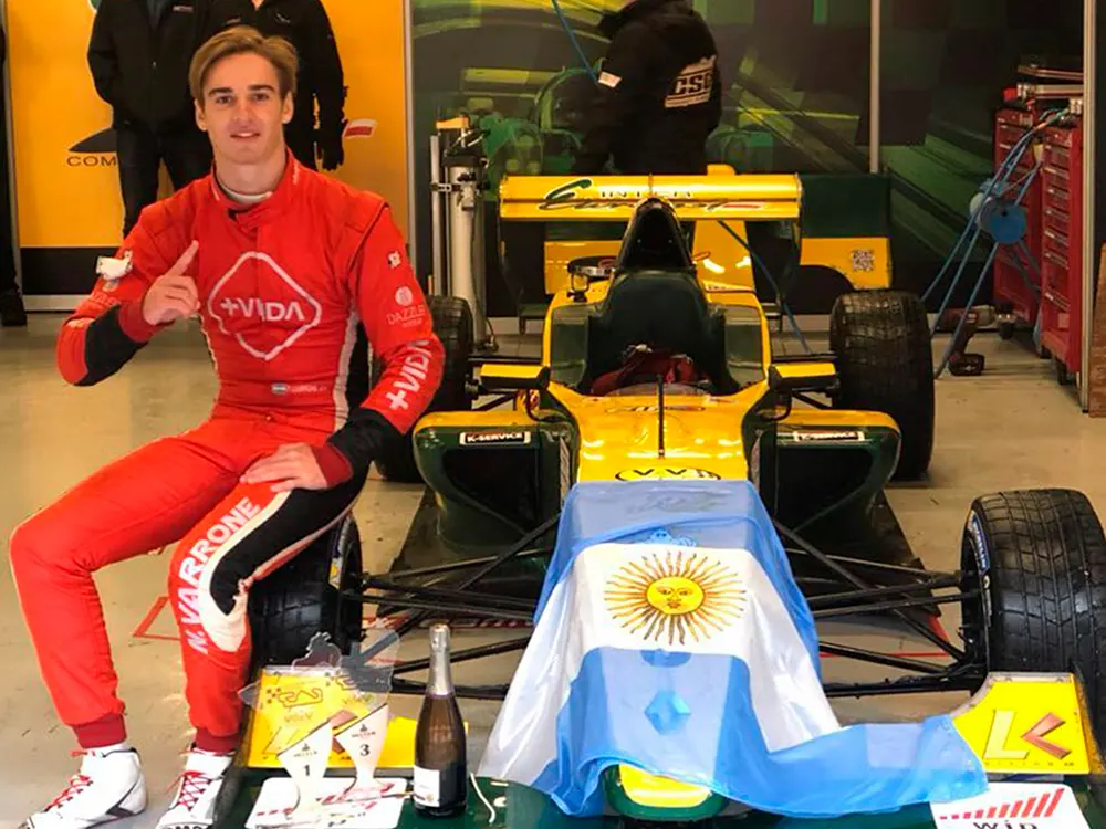 Nicolás Varrone, candidato a la Fórmula 1, junto a un auto de la Fórmula Renault Argentina