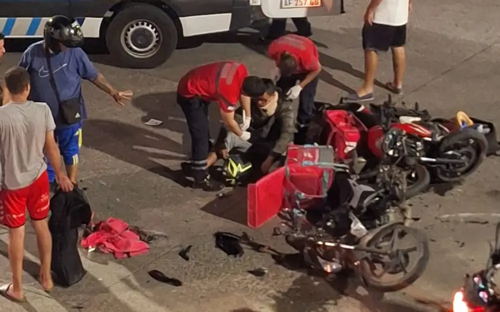 Violento choque entre dos repartidores de Pedidos Ya en la avenida 25 de Mayo