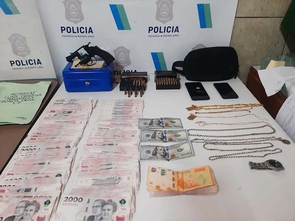 pesos, dólares y alhajas que habrían sido robadas en la entradera