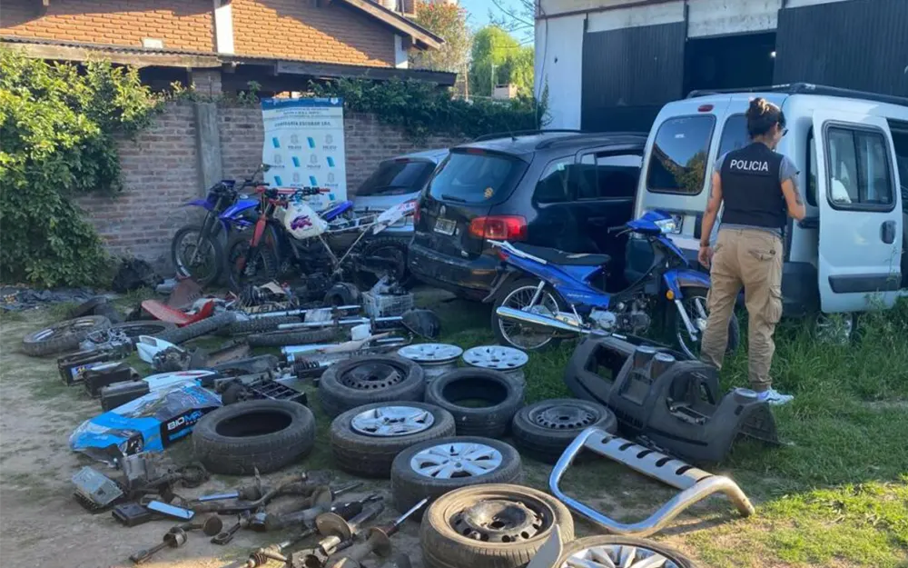 Clausuran un taller mecánico clandestino en Escobar y detienen a dos personas