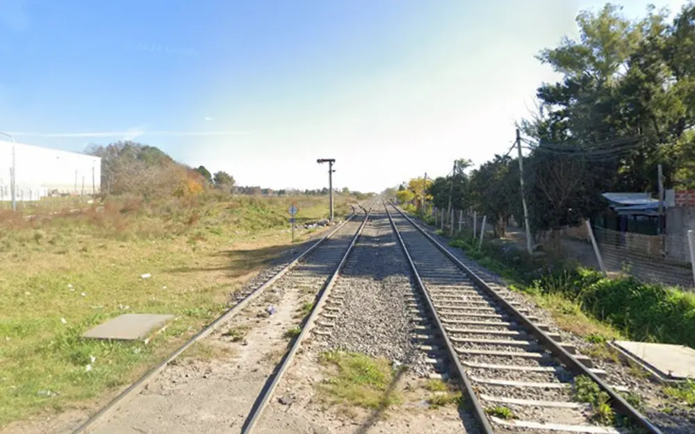 Una joven denunció haber sido violada al costado de las vías del tren