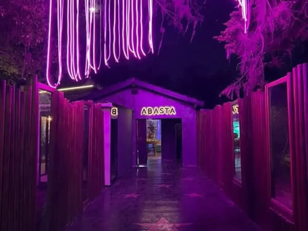 Colorido ingreso del nuevo restaurant Abasta en MAschwitz