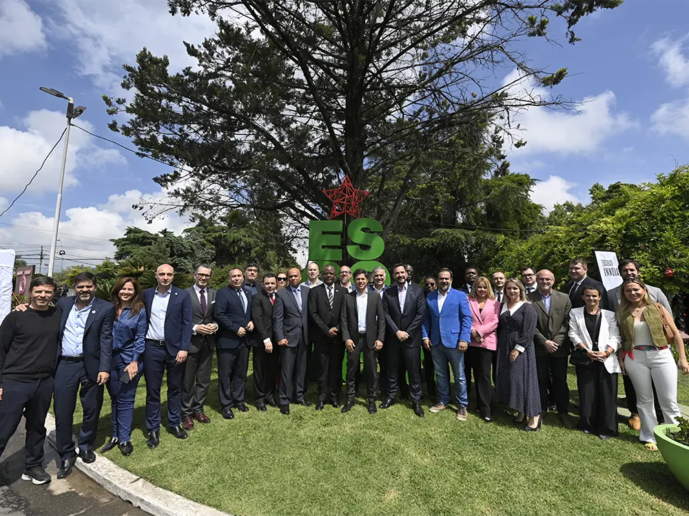 Funcionarios provinciales y municipales en el jardín del predio de la Fiesta de la Flor