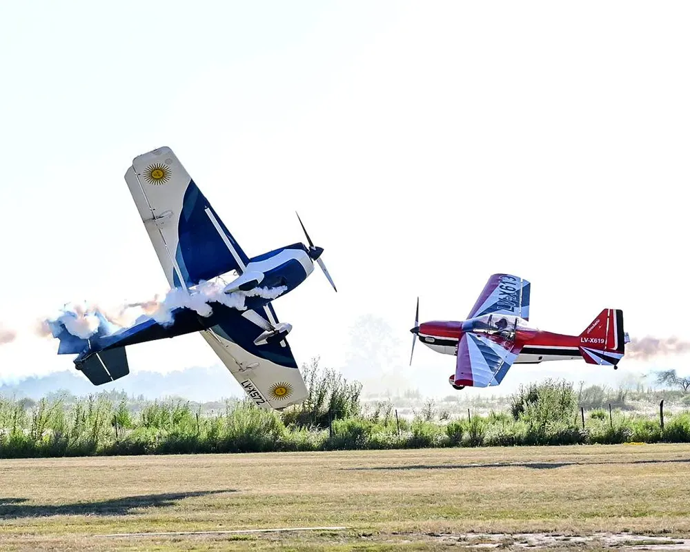 Avionetas surcando el cielo en la muestra Escobar Vuela