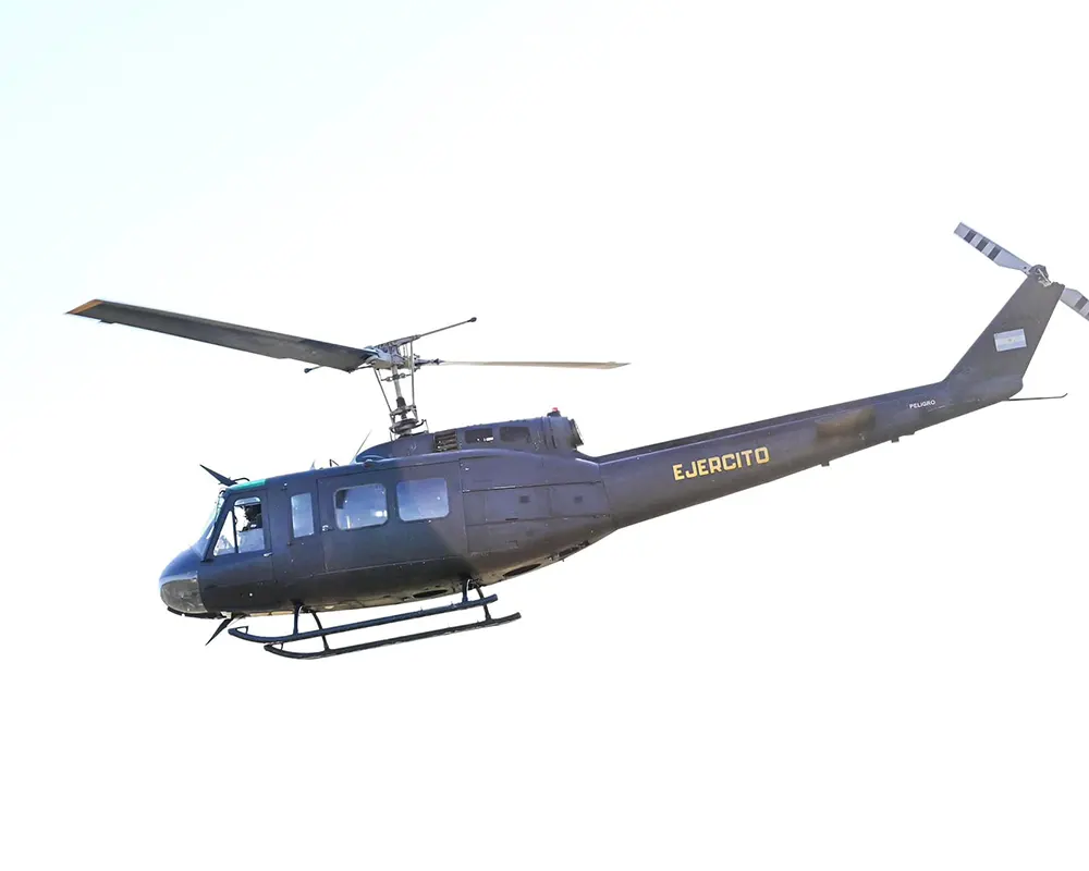 Helicóptero gris surcando el cielo en la muestra Escobar Vuela