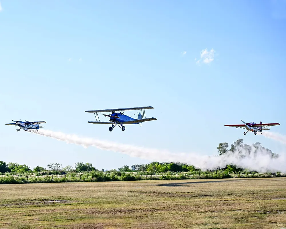 Avionetas volando al ras del suelo en la muestra Escobar Vuela