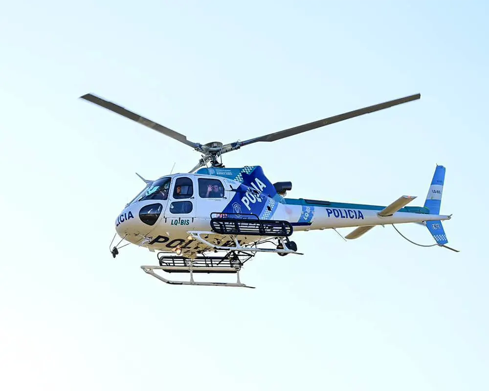 Helicóptero azul surcando el cielo en la muestra Escobar Vuela