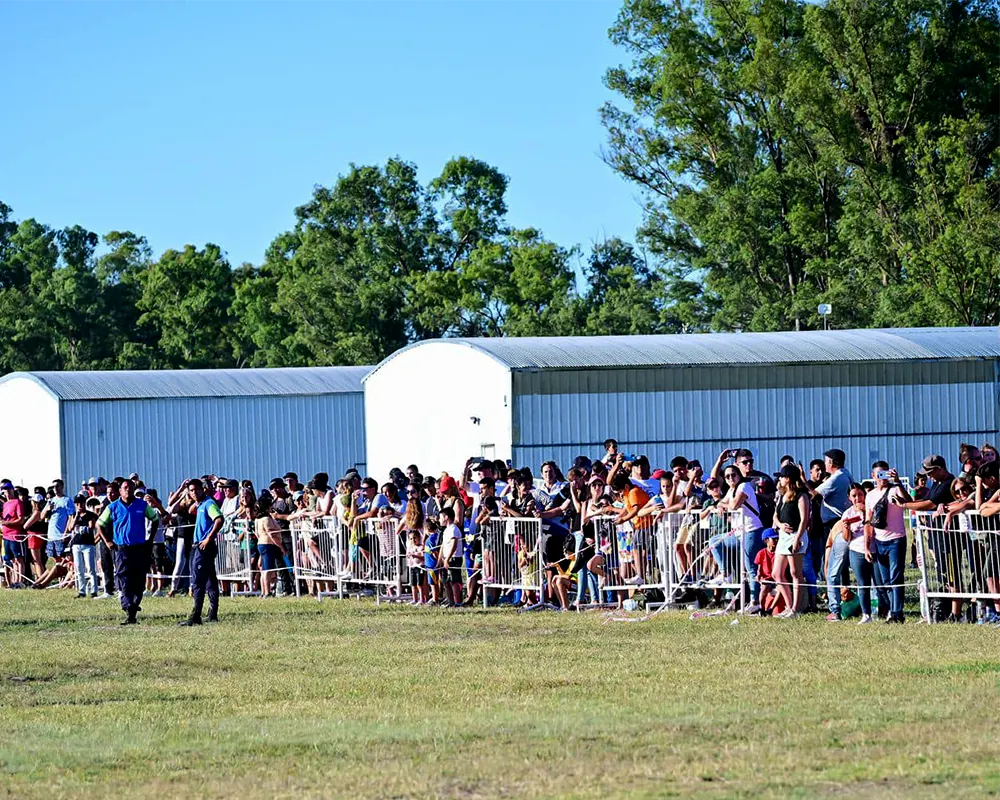 Publico mirando las diferentes aeronaves en la muestra Escobar Vuela