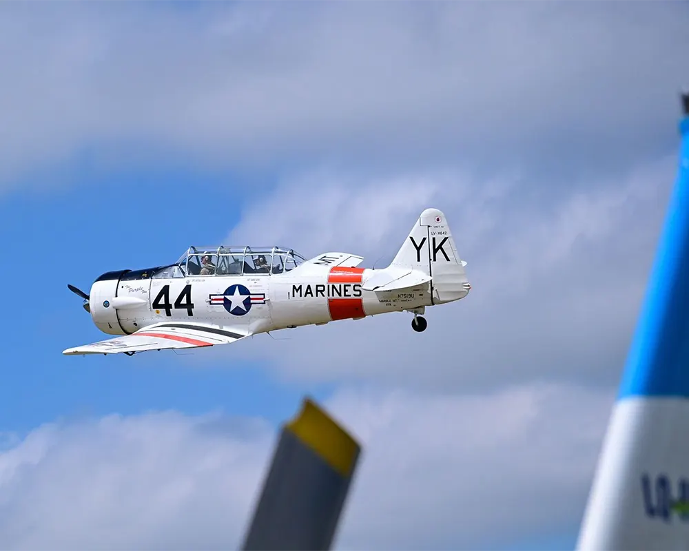 Avioneta surcando el cielo en la muestra Escobar Vuela