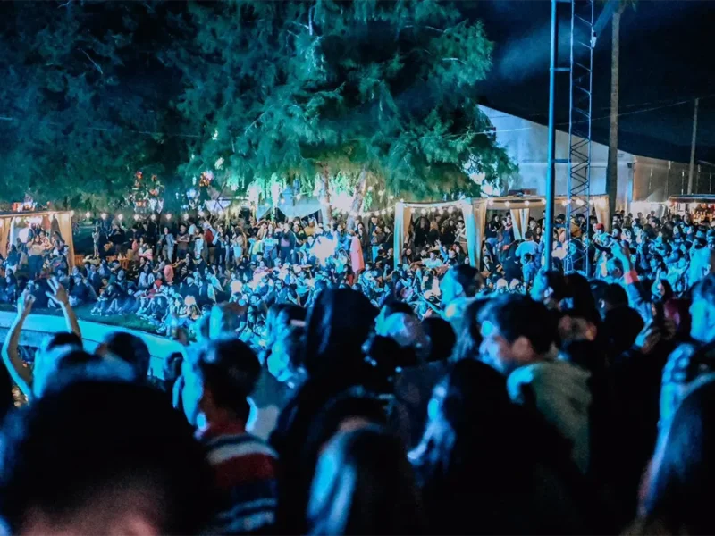 Público a orillas del lago en Innova Fest