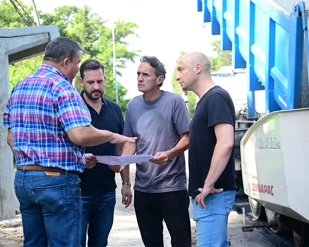 Sujarchuk y Katopodis hablando con otros funcionarios