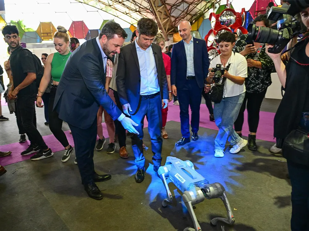 Sujarchuk le muestra un perro robot al gobernador