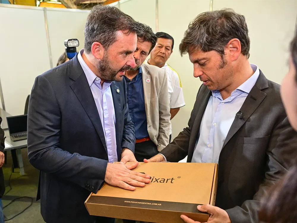 Kicillof recibe un regalo de manos de Sujarchuk